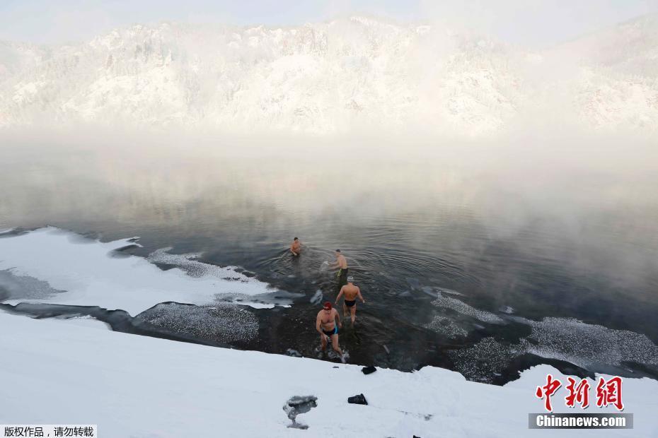 当地时间2018年1月26日,俄罗斯季夫诺戈尔斯克,冬泳爱好者在叶尼塞河