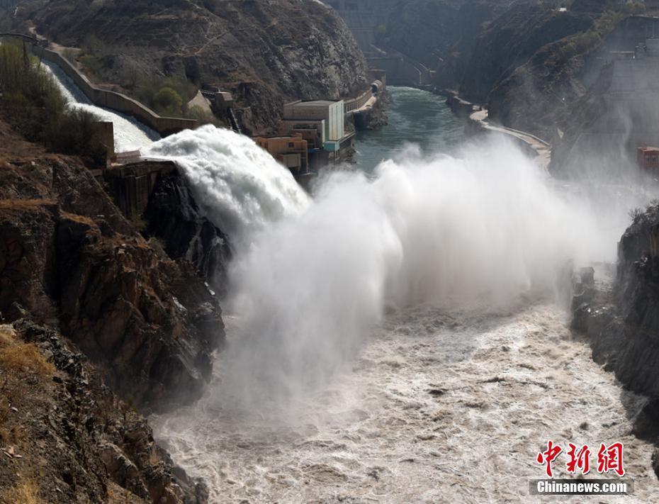 黃河劉家峽水庫(kù)提閘放水 吹響防汛“號(hào)角”