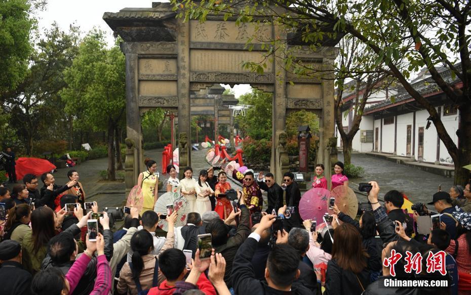 四川隆昌牌坊老街上演華麗旗袍秀