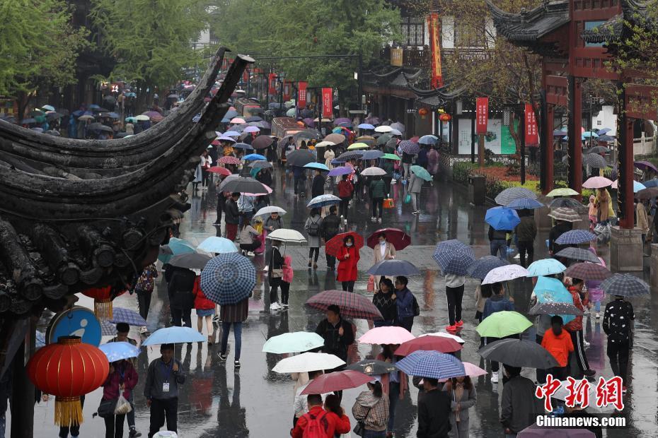 清明小長假 各地民眾紛紛出游