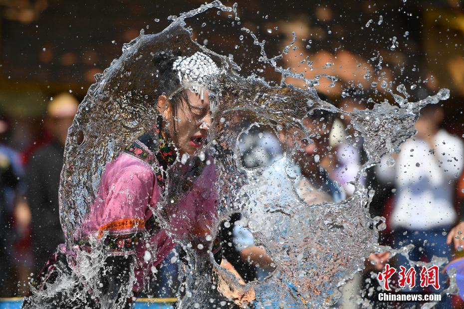 游客昆明欢度泼水节 尽享"湿身"乐趣