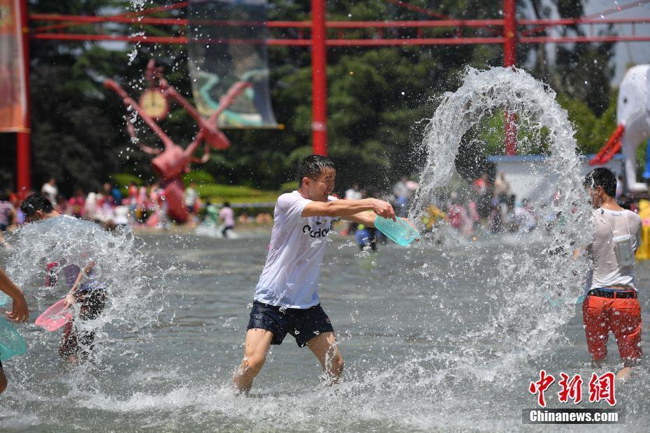 游客昆明歡度潑水節(jié) 盡享“濕身”樂趣