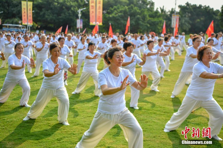 航拍三亞南山千人舞太極 場面壯觀