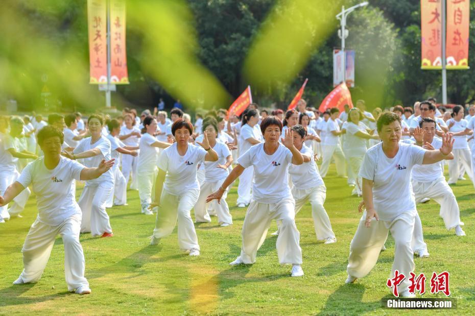 航拍三亞南山千人舞太極 場面壯觀