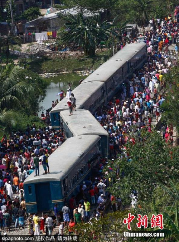 孟加拉国达卡郊区一辆火车脱轨 至少4人