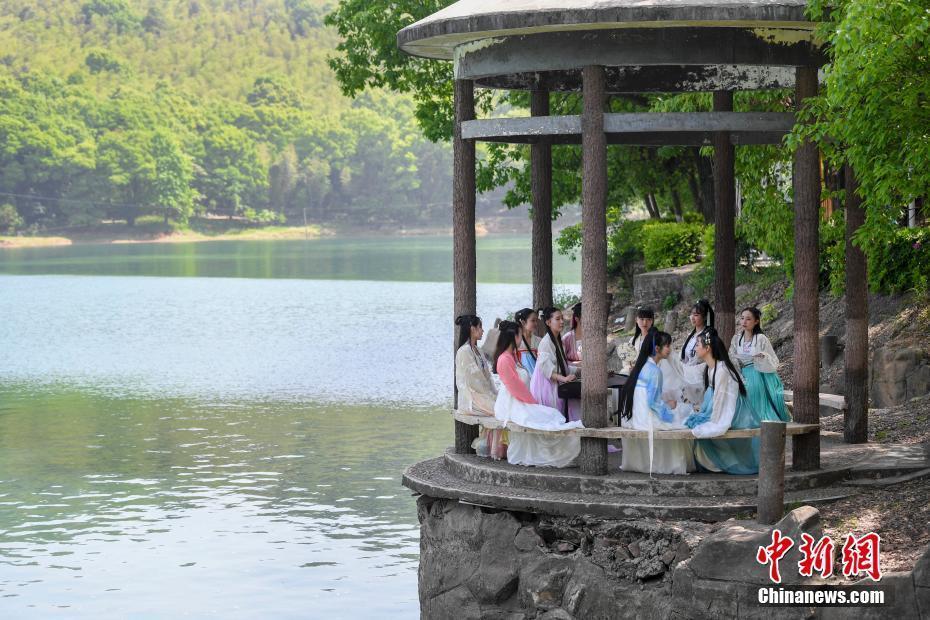 長沙大學生著漢服沿襲傳統(tǒng)再現古代上巳節(jié)