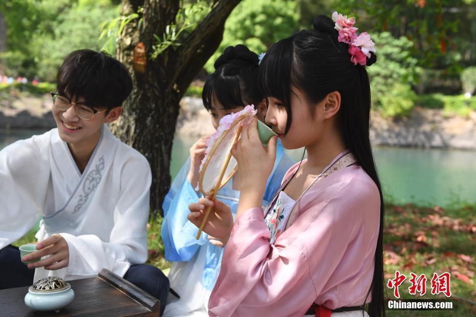 長(zhǎng)沙大學(xué)生著漢服沿襲傳統(tǒng)再現(xiàn)古代上巳節(jié)