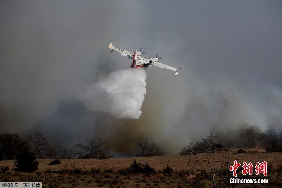 美國俄克拉荷馬爆發(fā)山火 現(xiàn)場濃煙滾滾直沖云霄