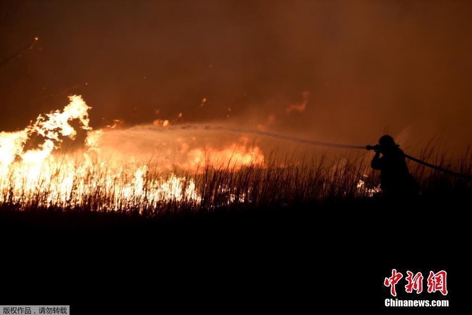 美國俄克拉荷馬爆發(fā)山火 現(xiàn)場濃煙滾滾直沖云霄