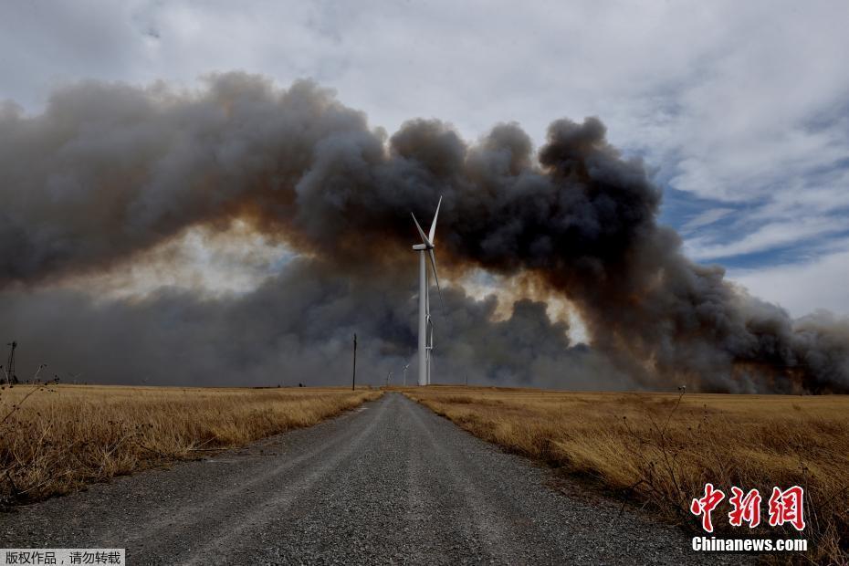 美國俄克拉荷馬爆發(fā)山火 現(xiàn)場濃煙滾滾直沖云霄