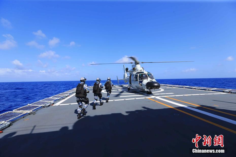 中國海軍第29批護(hù)航編隊(duì)進(jìn)行實(shí)際使用武器訓(xùn)練