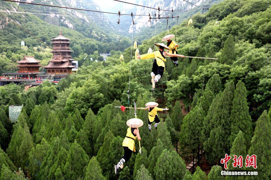 河南登封少林小子80米高空吊鋼絲繩過招