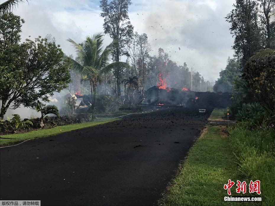 夏威夷火山喷发致熔岩流淌 所到之处皆变焦土
