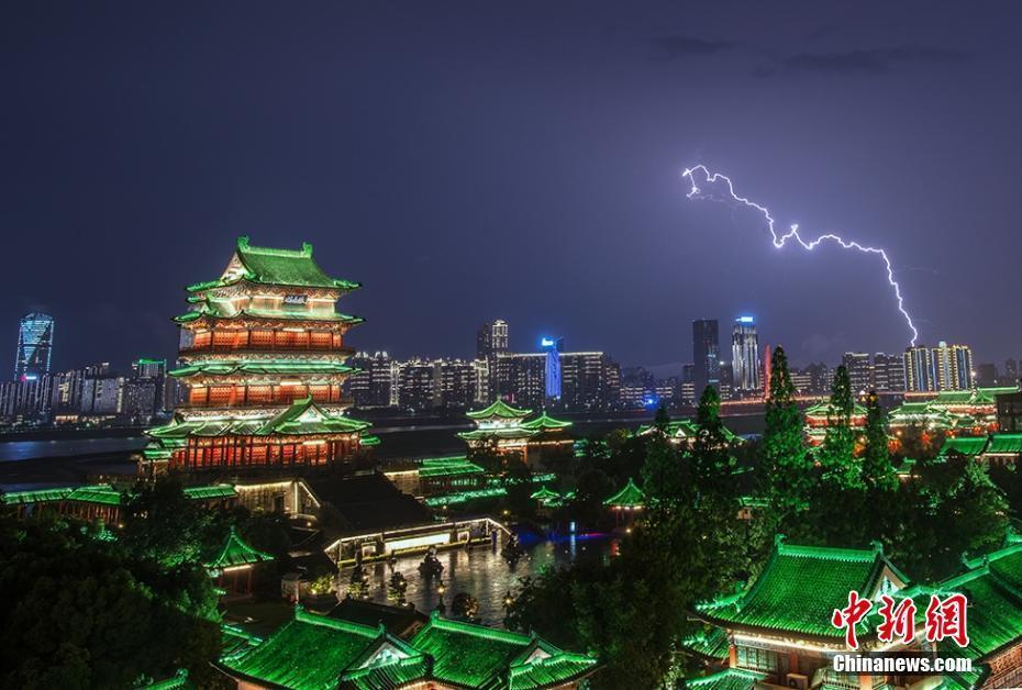 江西南昌雷雨交加 閃電場面震撼