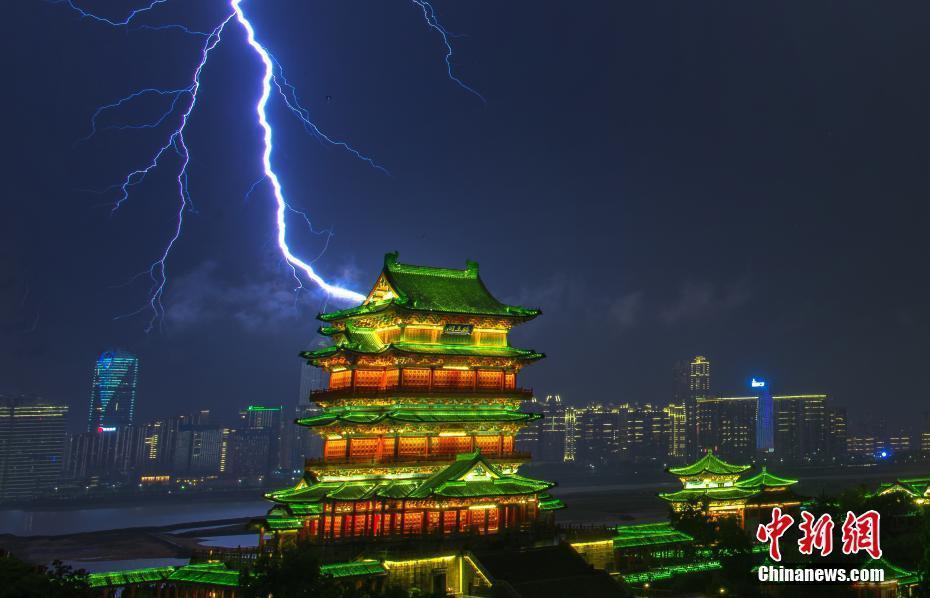 江西南昌雷雨交加 閃電場面震撼