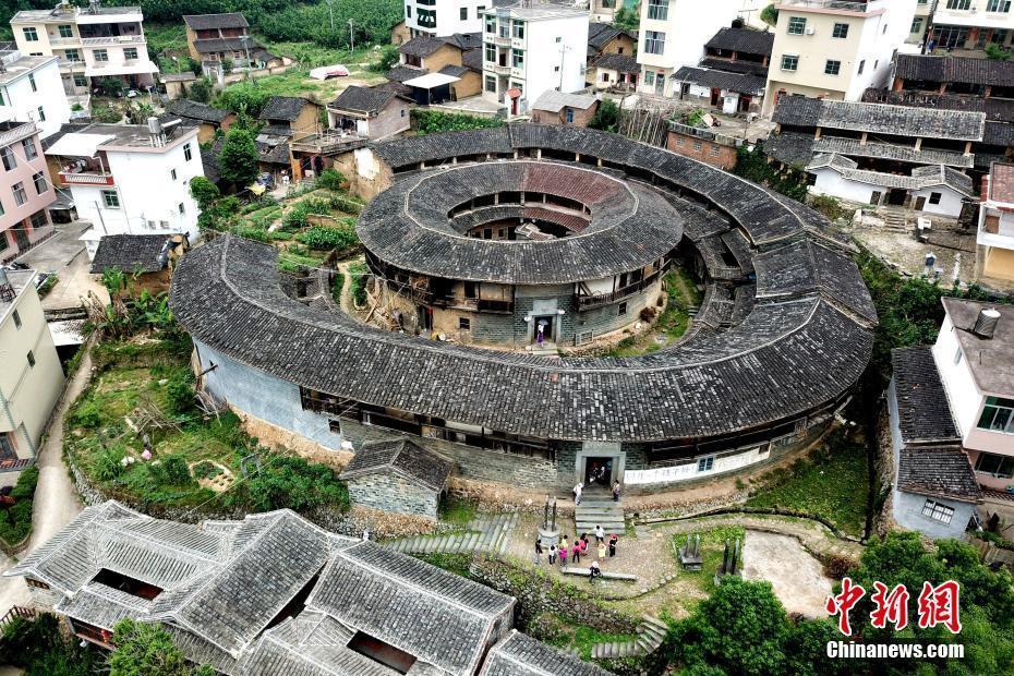 福建閩南古村落散落百年歷史土樓