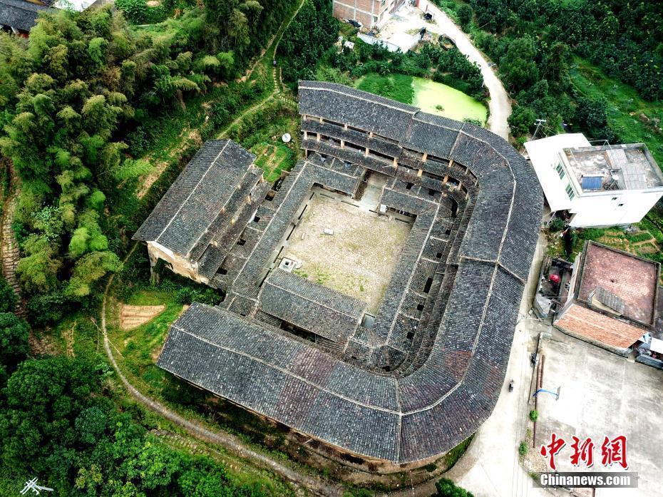 福建閩南古村落散落百年歷史土樓