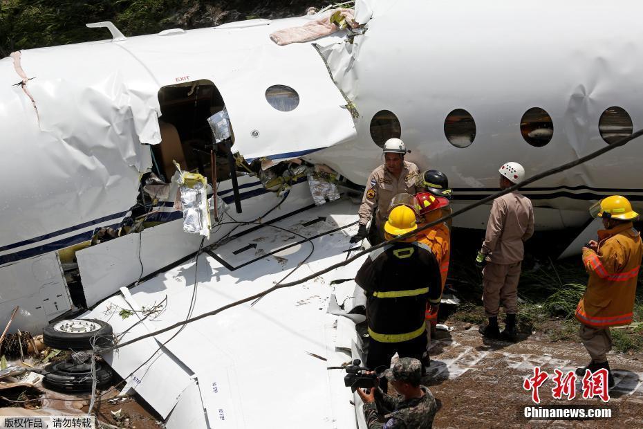 洪都拉斯一飛機(jī)降落時(shí)滑出跑道 6名乘客受傷