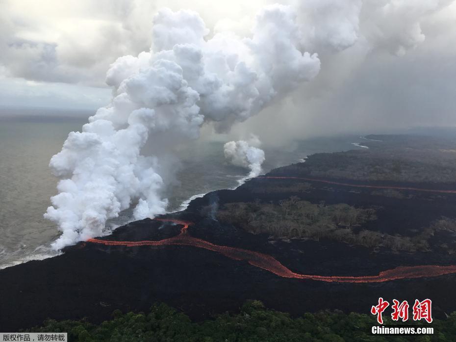 夏威夷基拉韋厄火山持續(xù)噴發(fā) 熔巖如“火龍”川流不息