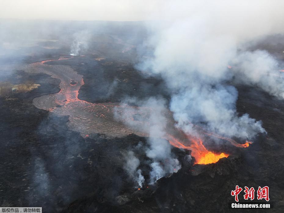 夏威夷基拉韋厄火山持續(xù)噴發(fā) 熔巖如“火龍”川流不息