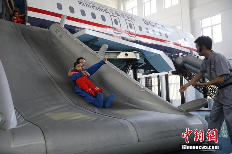 不一樣的兒童節(jié) 萌娃體驗飛機逃生