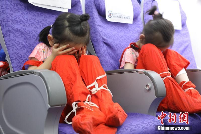 不一樣的兒童節(jié) 萌娃體驗(yàn)飛機(jī)逃生