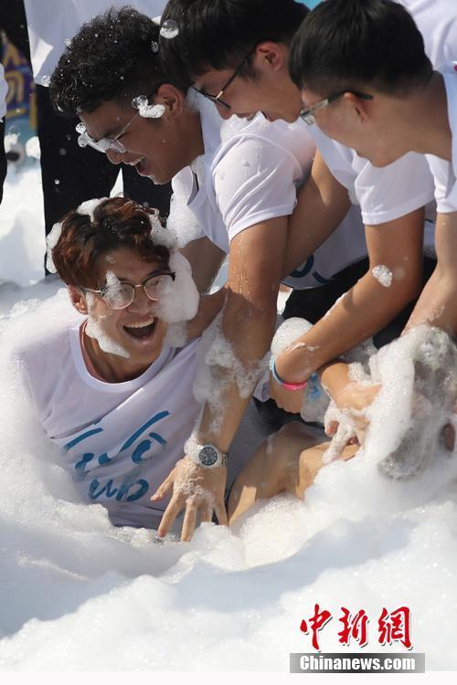 南京高校千余師生“趣炫泡泡跑”歡樂(lè)嗨翻天
