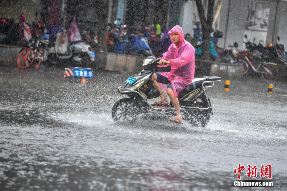 第4号台风携强降雨袭扰海南 海口民众冒雨涉水出行