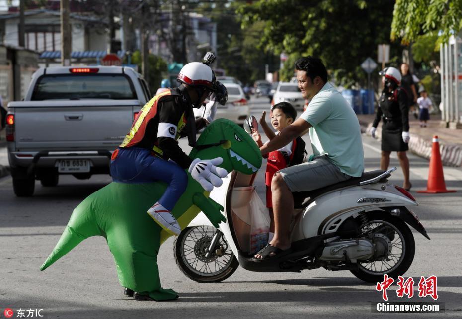 泰國交警超有愛 每天扮卡通人物鼓勵孩子上學