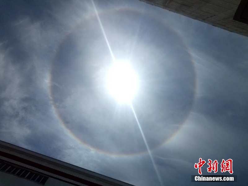 甘肅蘭州上空現(xiàn)日暈 太陽如同戴上“美瞳”