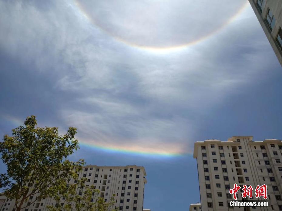 甘肅蘭州上空現(xiàn)日暈 太陽如同戴上“美瞳”