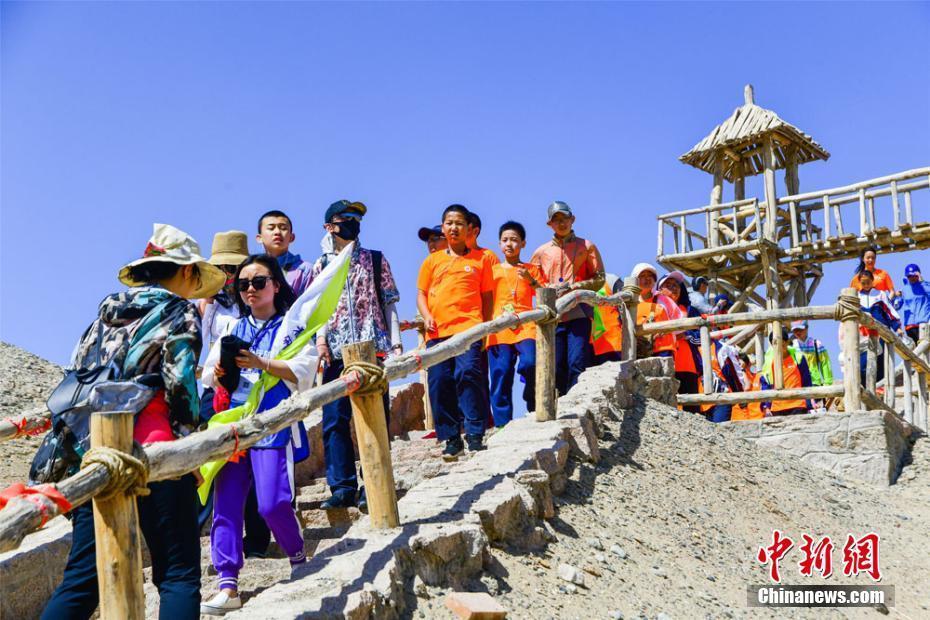 甘肅敦煌端午小長假迎旅游高峰 逾12萬人游大漠