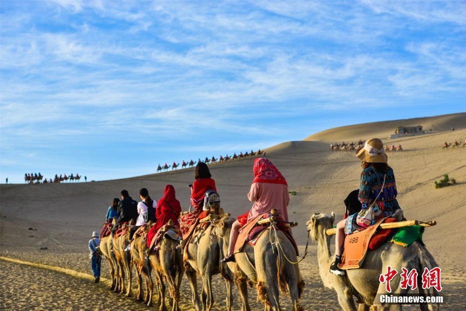 甘肅敦煌端午小長假迎旅游高峰 逾12萬人游大漠