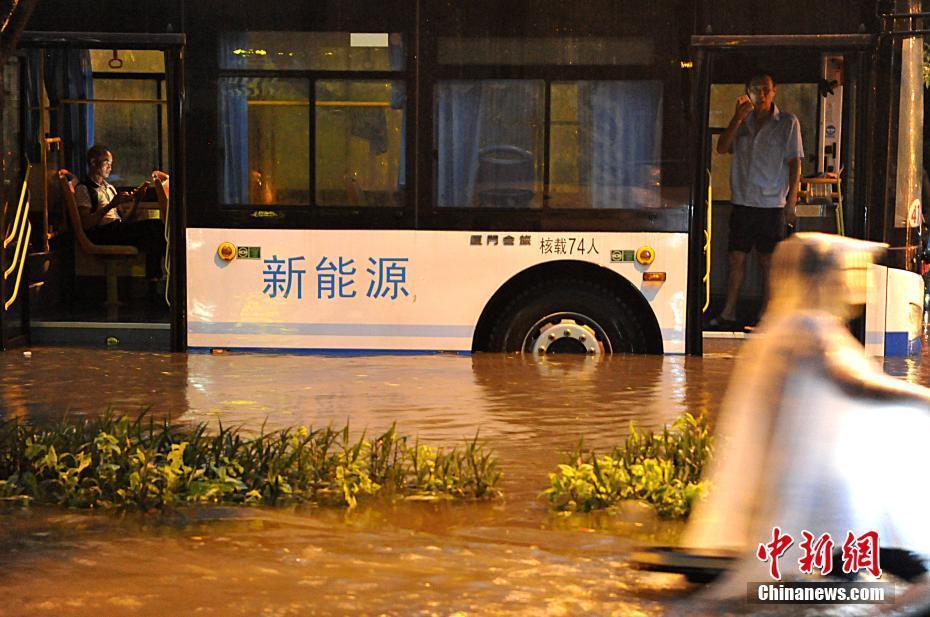 暴雨襲擊福州 路面積水嚴(yán)重