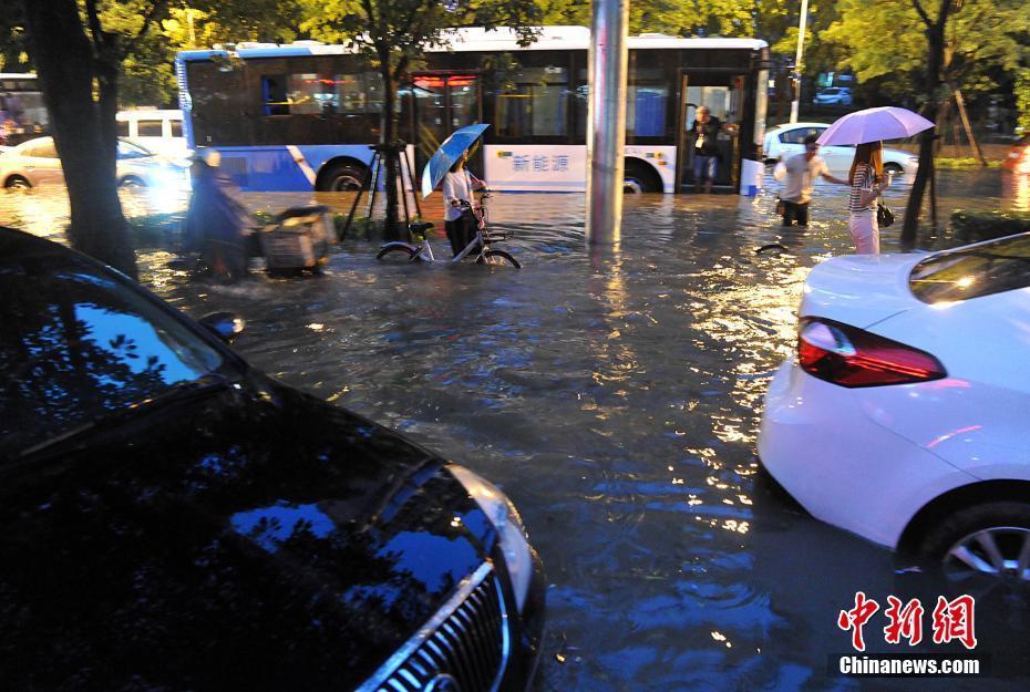 暴雨襲擊福州 路面積水嚴(yán)重