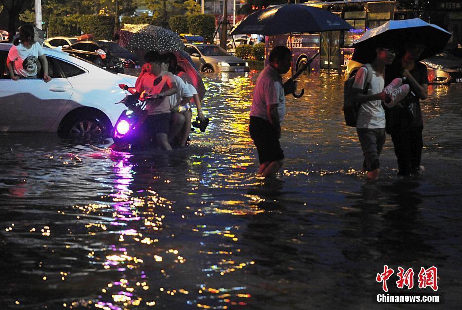 暴雨襲擊福州 路面積水嚴(yán)重