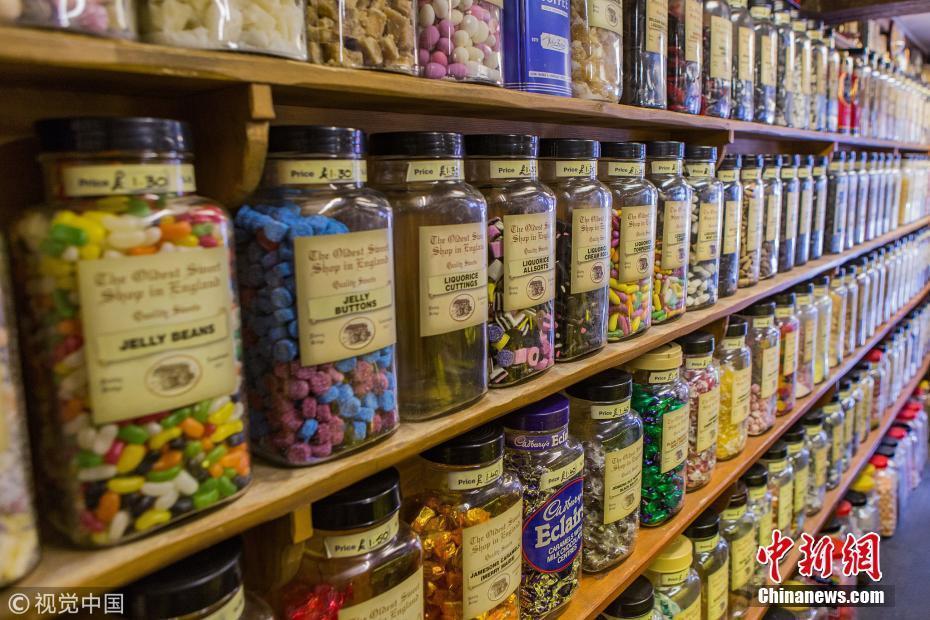 世界最古老糖果店开业近两百年 200多种糖果挑花眼