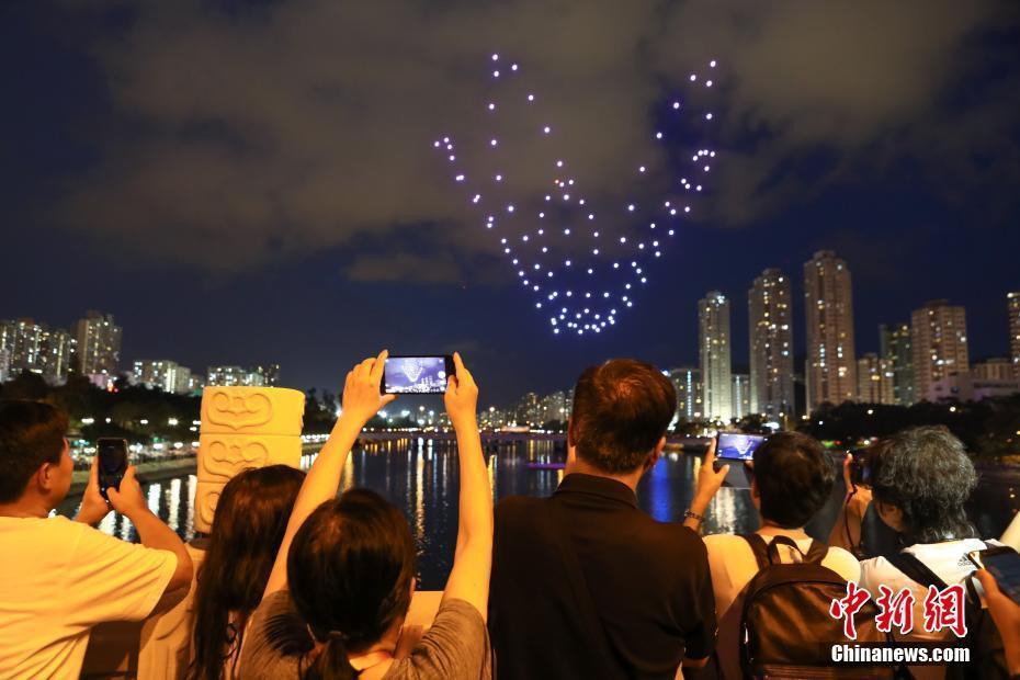 香港首次舉行百架無人機戶外光影匯演慶?；貧w祖國21周年