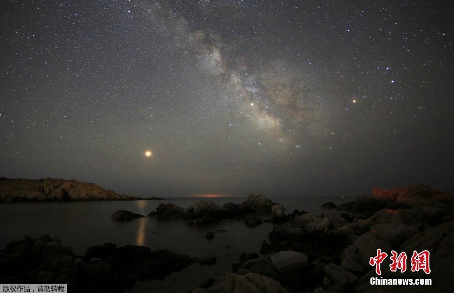 意大利夜空景色絢美 浩瀚星空若外星場景