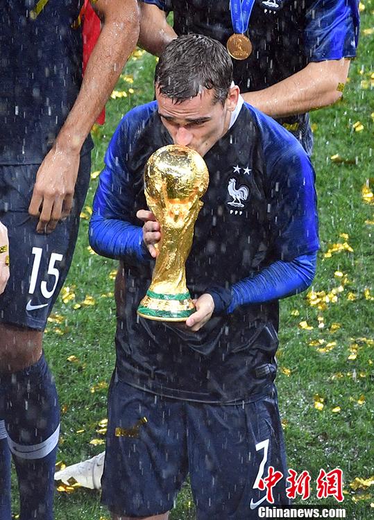 法國再捧大力神杯 頒獎儀式大雨中進行