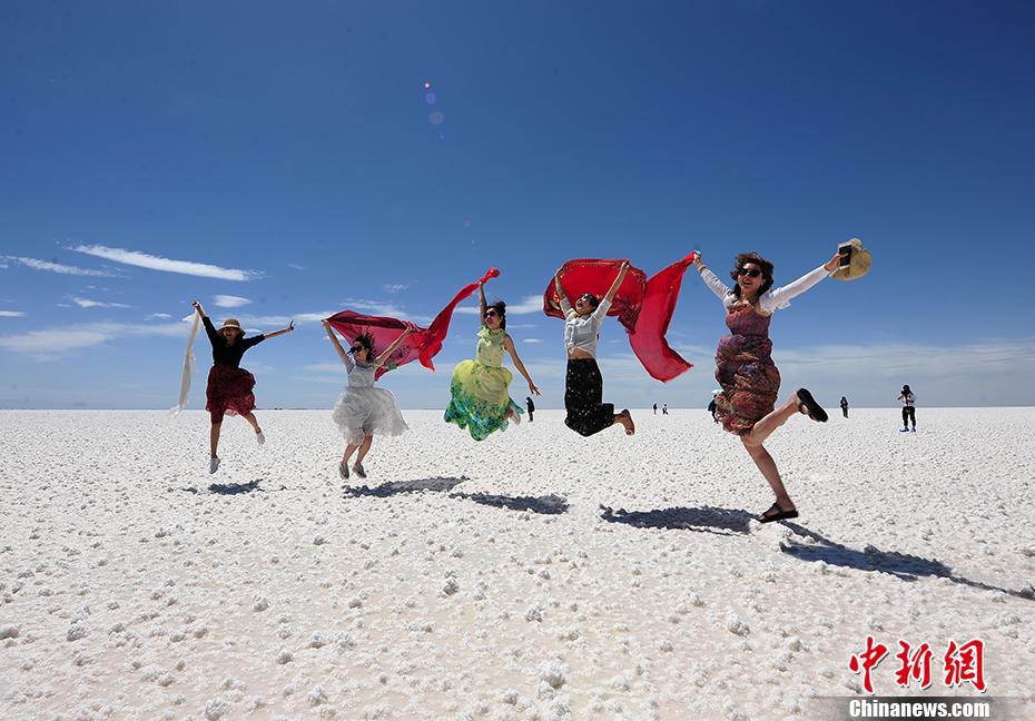 青海察爾汗鹽湖 水天之間的夢(mèng)幻之地