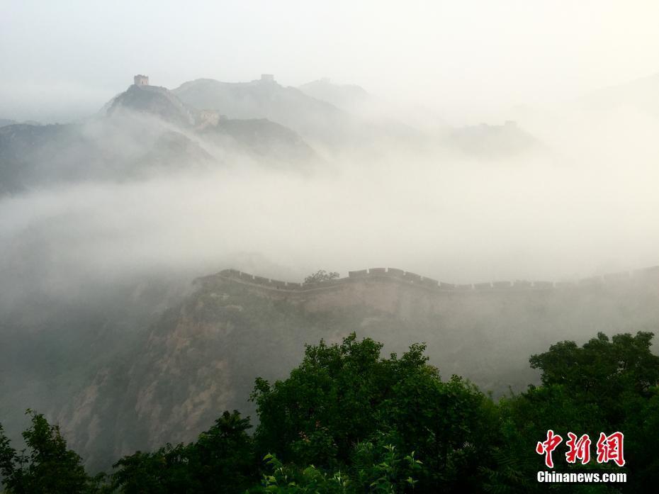 攝影愛好者邂逅云海中的河北金山嶺長城