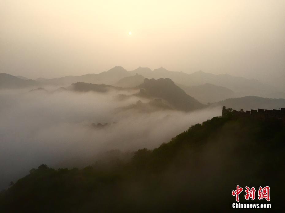 攝影愛好者邂逅云海中的河北金山嶺長城