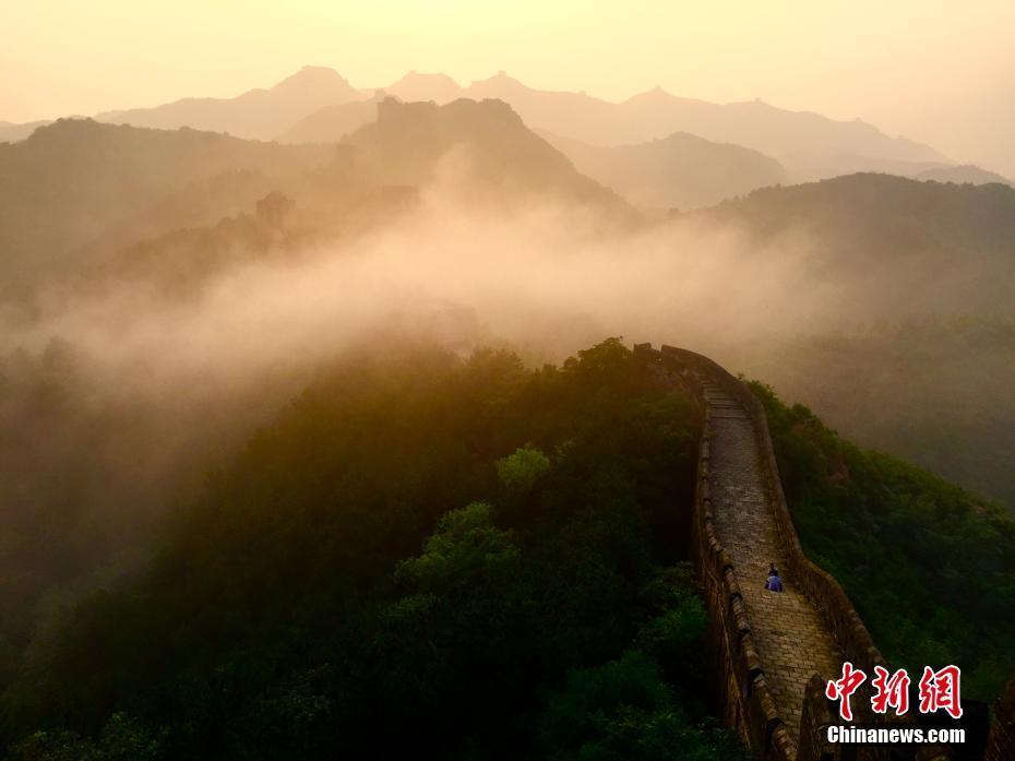 攝影愛(ài)好者邂逅云海中的河北金山嶺長(zhǎng)城