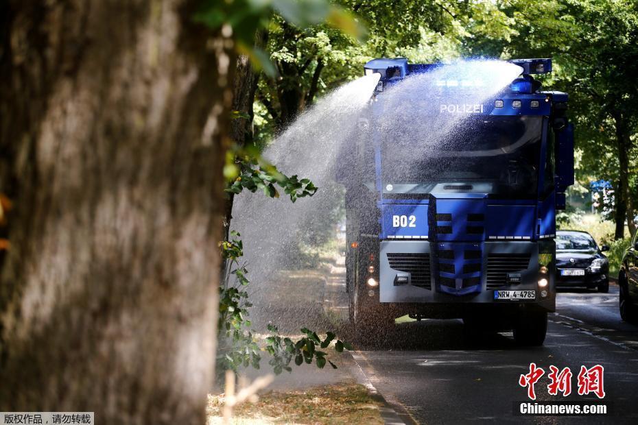 德國遭遇高溫天氣 防暴警車變身“澆花神器”