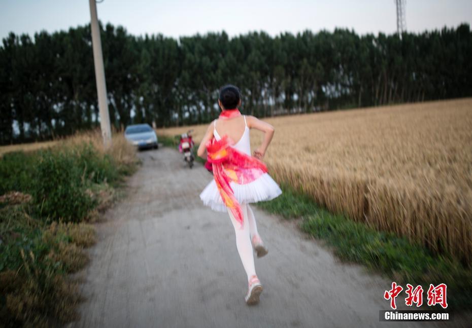 【圖刊】跳芭蕾舞的鄉(xiāng)村女孩