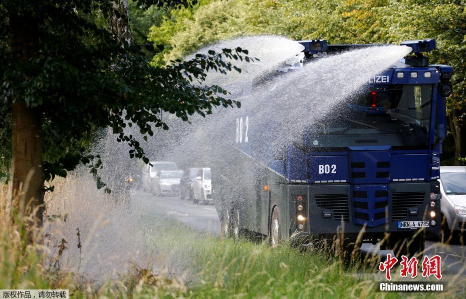 多國迎來高溫天氣 防暴警車變?yōu)⑺吧衿鳌?  class=