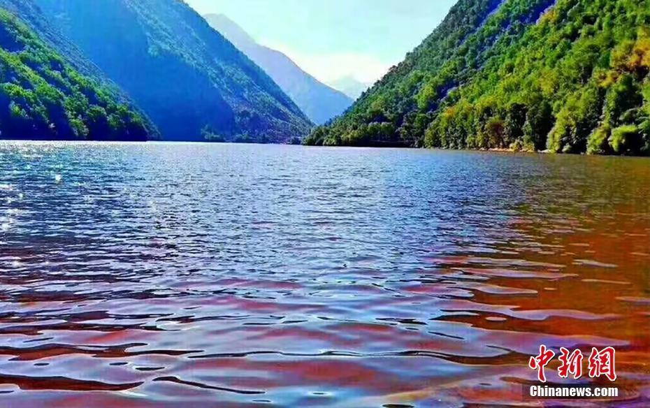 四川茂縣松坪溝景區(qū)湖水變紅 水面出現(xiàn)顏色分層