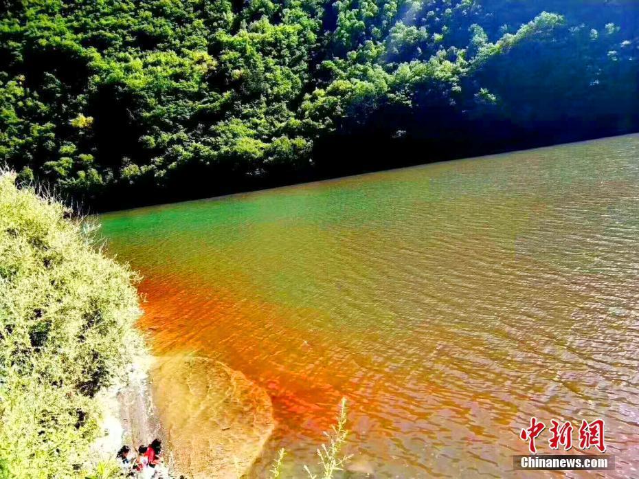 四川茂縣松坪溝景區(qū)湖水變紅 水面出現(xiàn)顏色分層