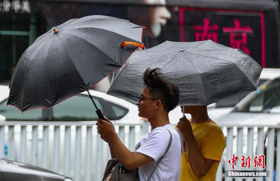 臺風“摩羯”登陸 南京風雨交加